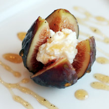 Fresh Figs with Goat Cheese and Peppered Honey
